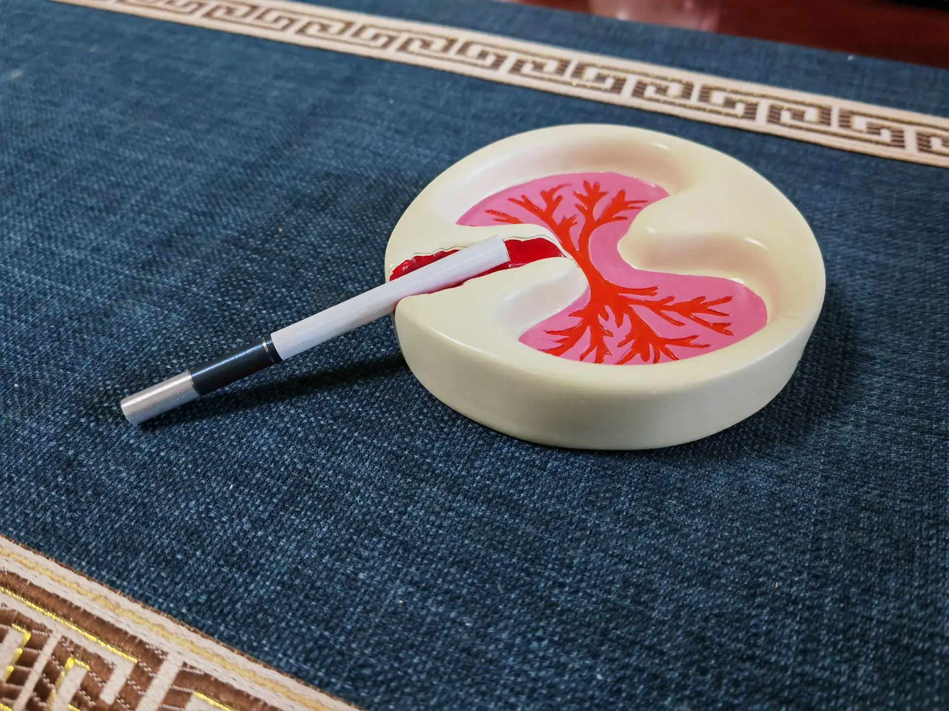 Customized personalized and creative resin ashtray decorations pink lung model desktop gift ornaments