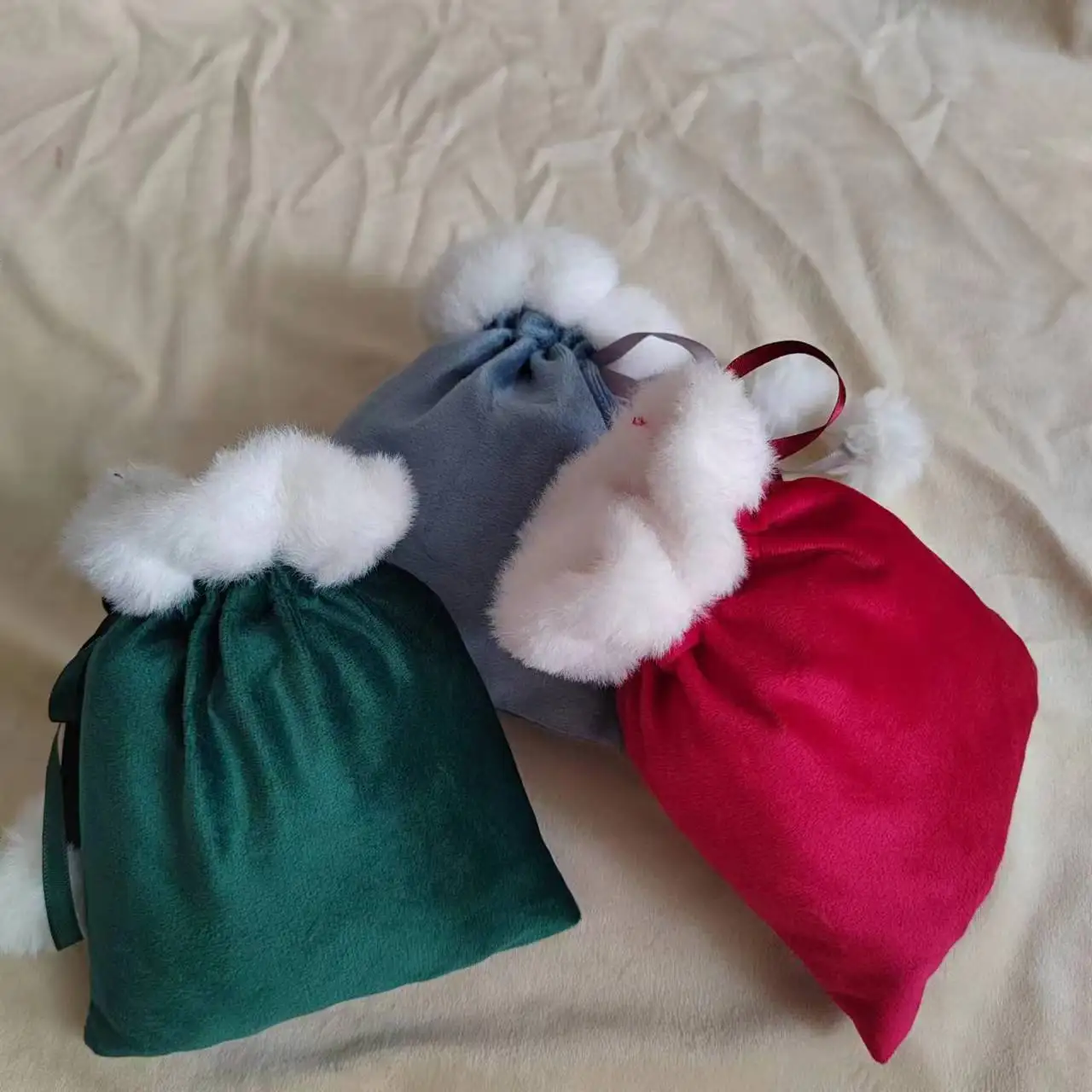 2024 New Xmas pompom Velvet Fabric drawstring Christmas Gift Bag