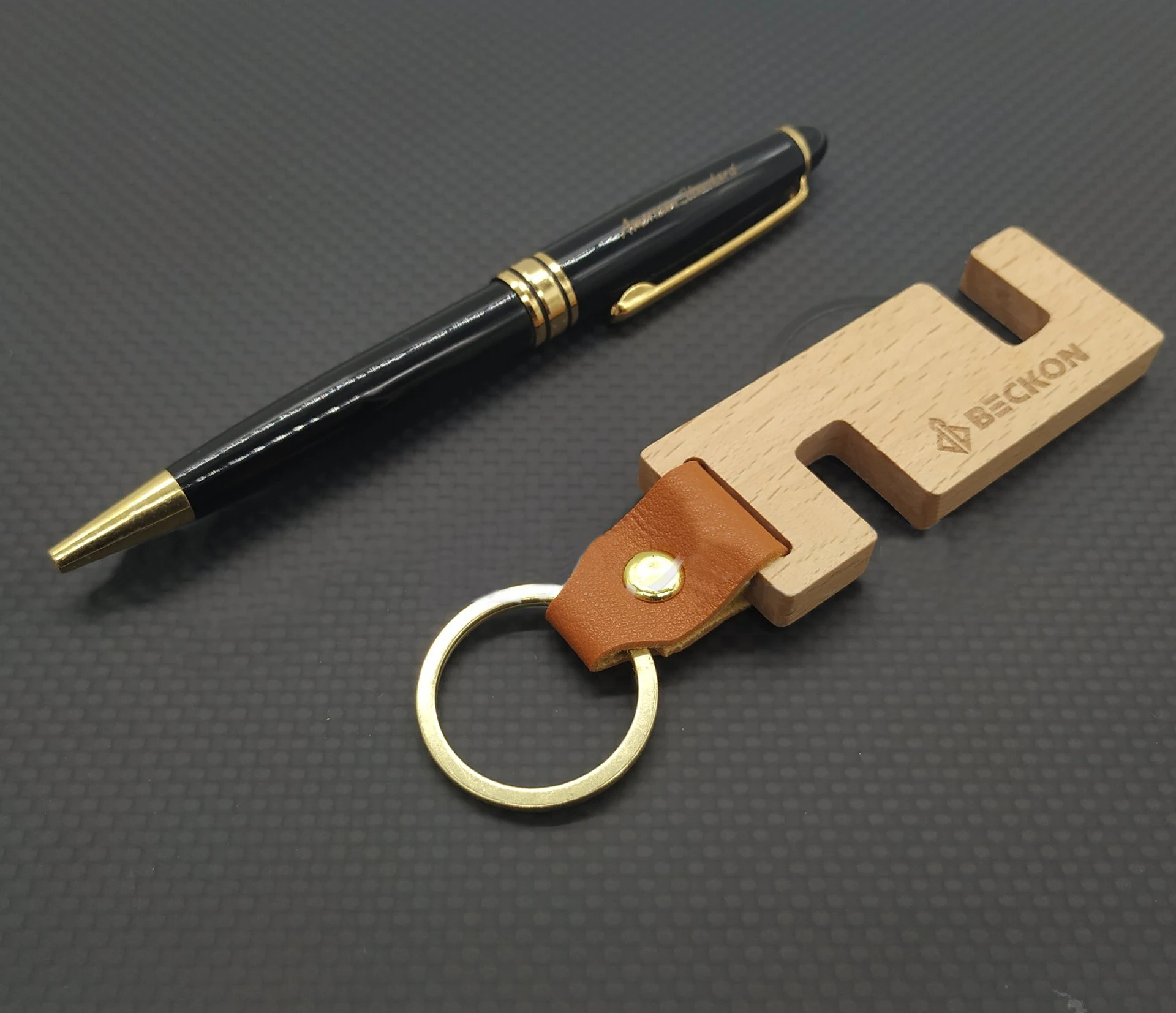 Subli-forward Leather Wooden Desk Hand Mobile Phone Holder Support Stand Keychain  for engraving Blanks Printing