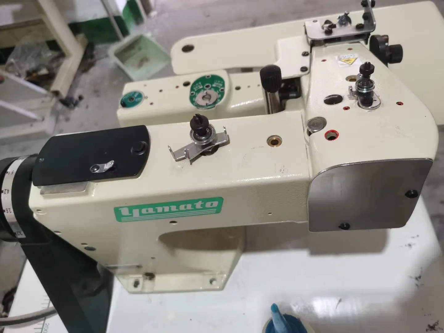 Yamato CM364 Single Needle 1 Thread Chain Stitch Blind Stitch Machine with Differential Feed and Skip Stitch Mechanism