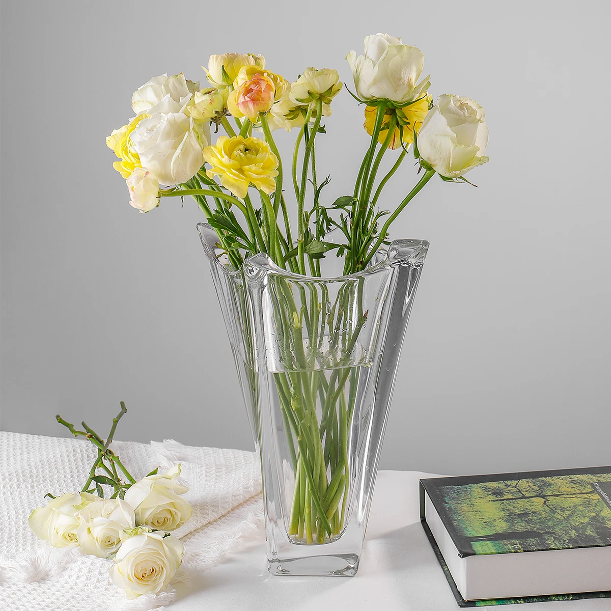 Стеклянная ваза для цветов