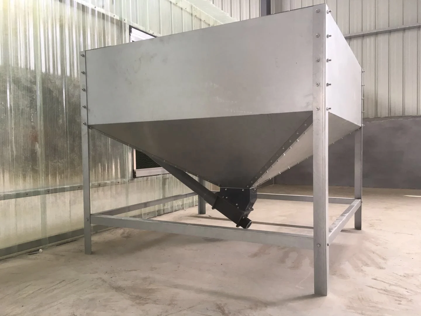 Automatic Feeders For Poultry Chickens Hopper Automatic Chicken Feeding System 800kg Steel Hopper