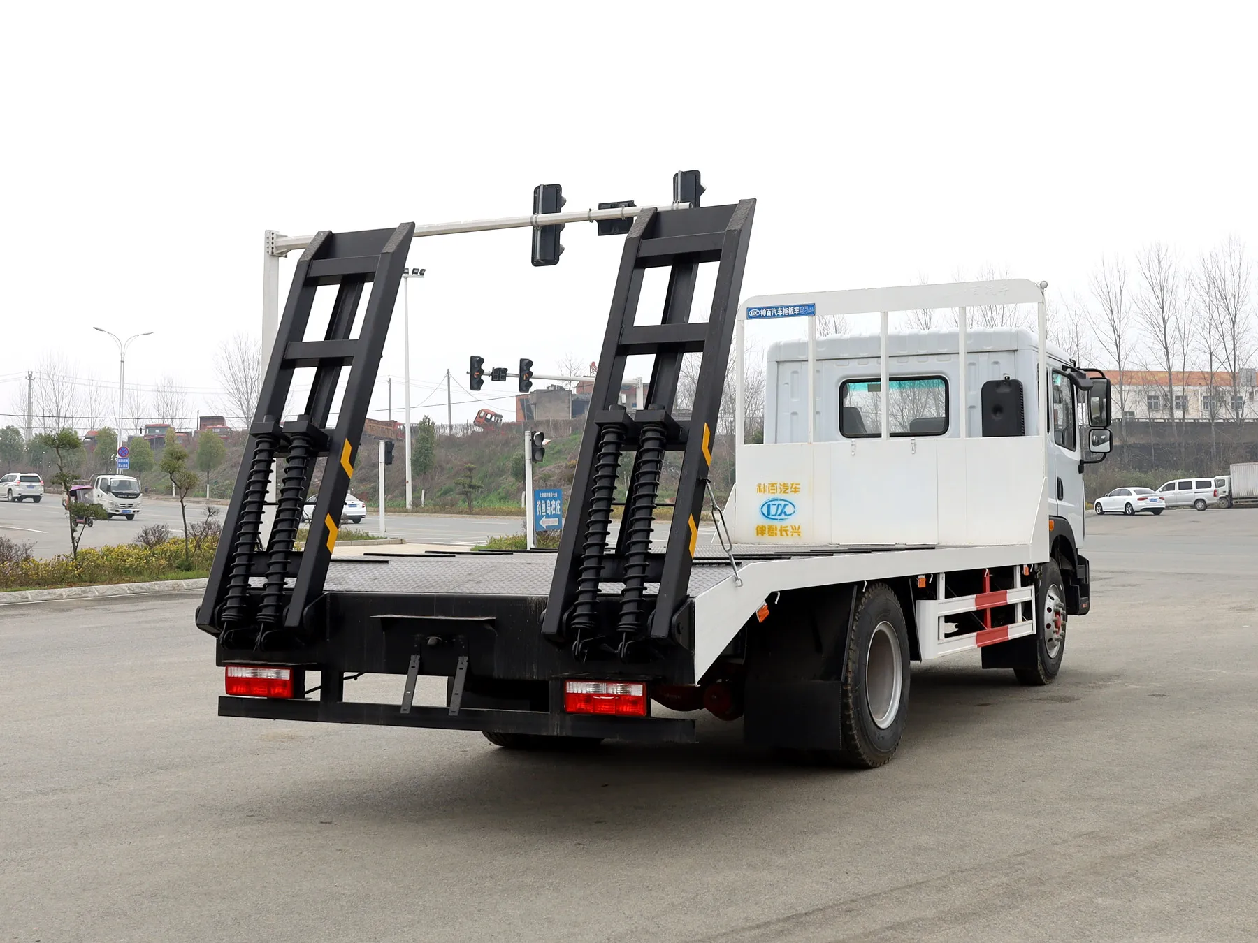Dongfeng D9 4X2 грузовик с платформой и задней металлической лестницей для погрузки автомобиля продажи в