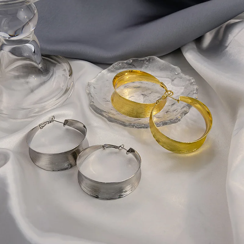 Silver Needle Cold Style Simple Graceful Bracelet Pleated Earrings 2024 New Fashion Personalized High-grade