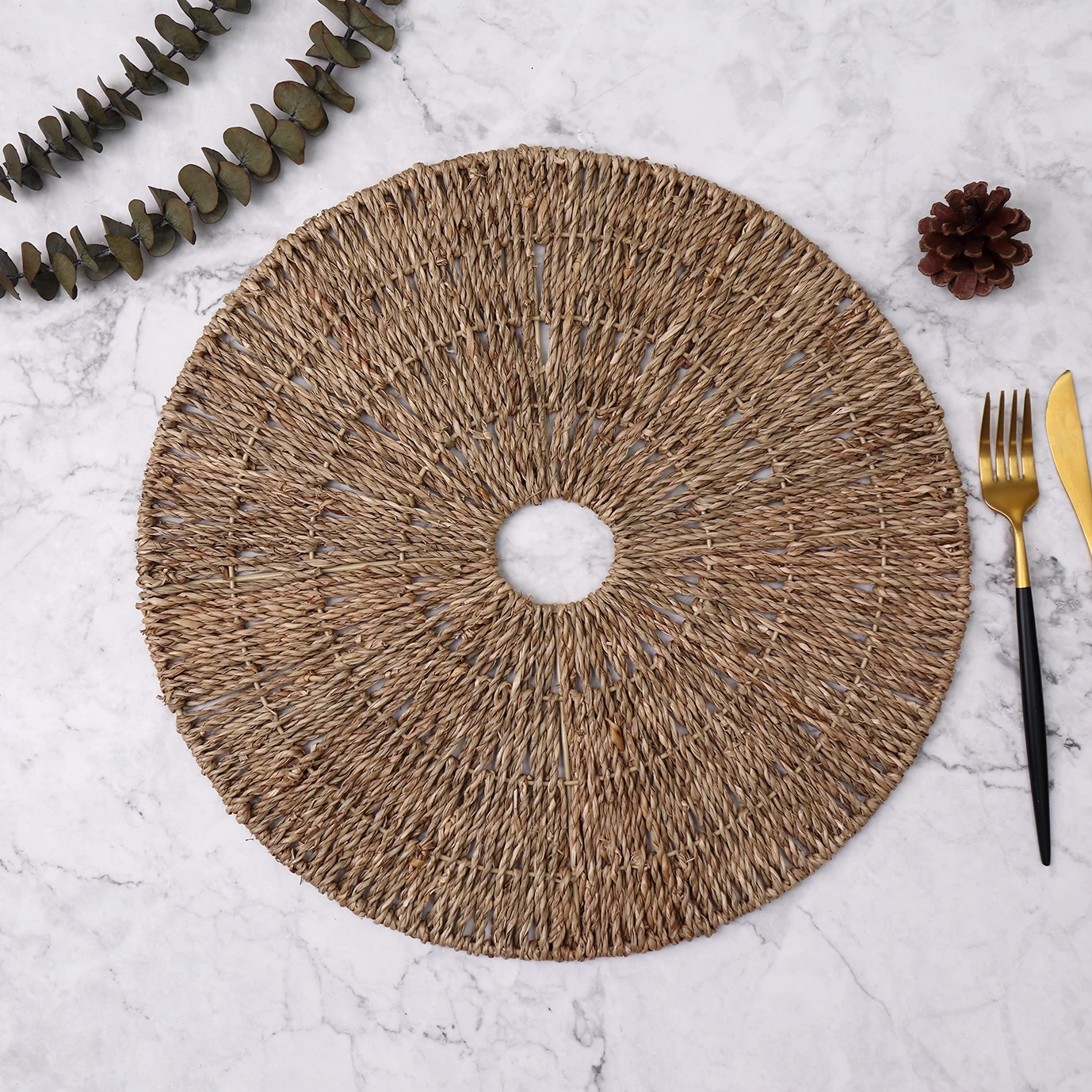 China wholesales natural corn bran weave placemat round braided natural table mat