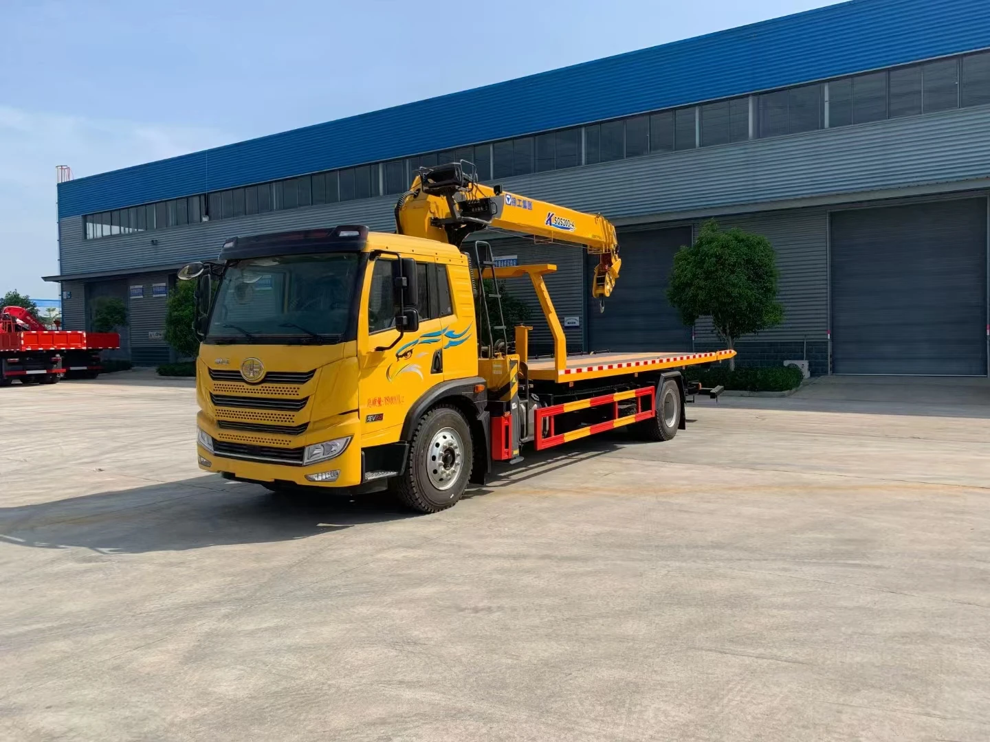 Left Hand Drive FAW 4X2 Flatbed Tow Truck with Crane 8 Ton Folding Boom Crane Wrecker Tow Truck for Sale