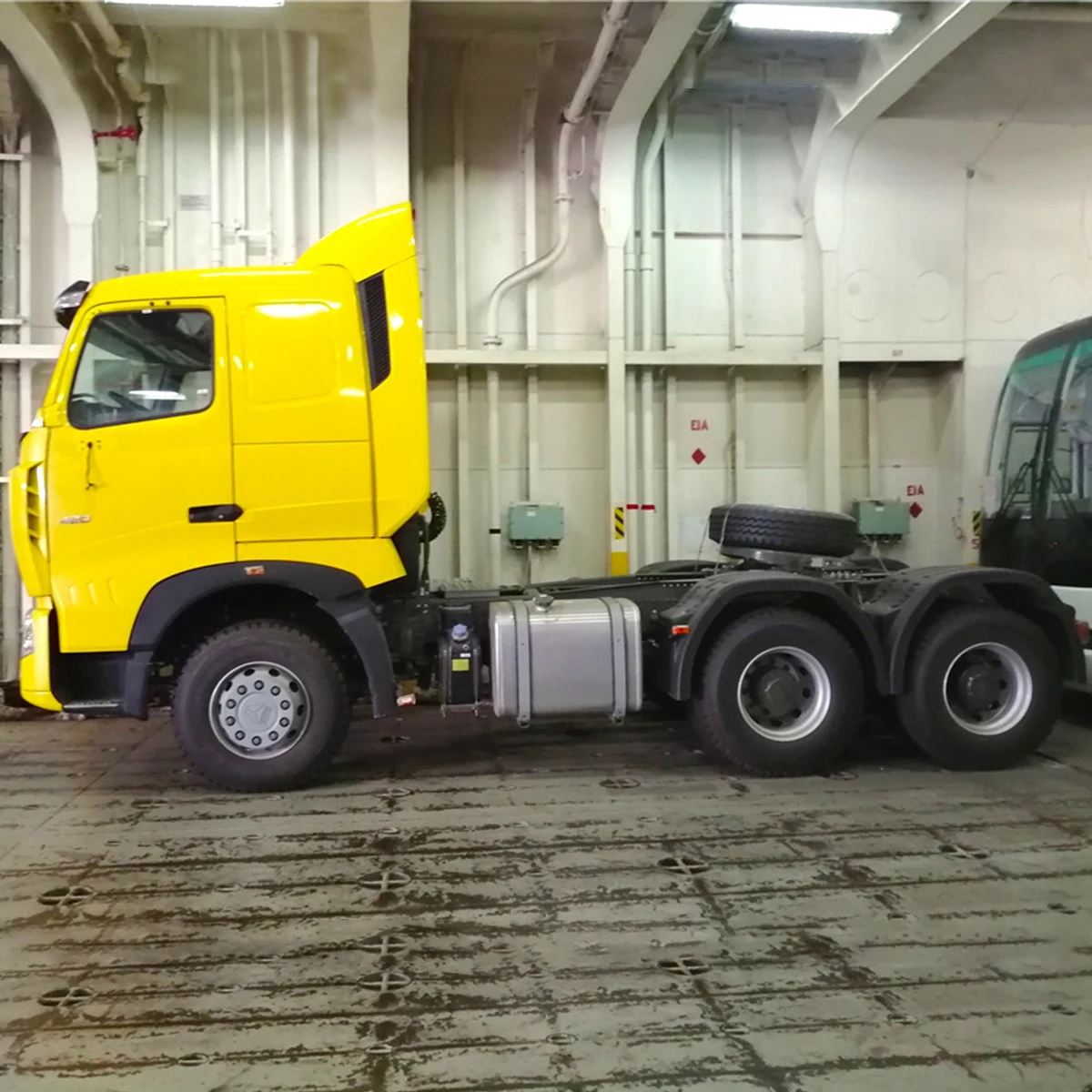 SINOTRUK Howo Tractors Trailer Head 6x4 Howo A7 Tractor Truck With Spare Parts