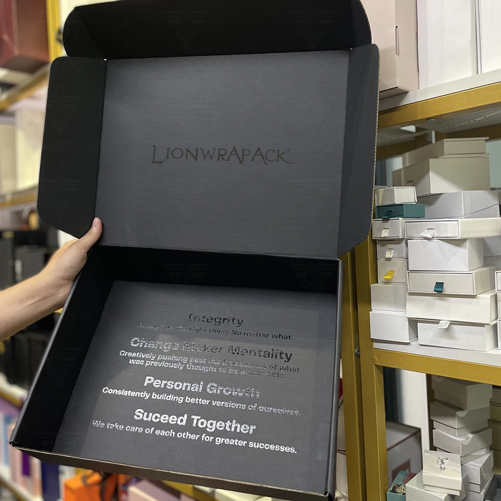 Lionwrapack бесплатный образец UV почтовый ящик с индивидуальным логотипом Экологически чистая перерабатываемая коробка ручной работы для большой упаковки одежды