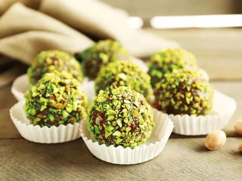 Coconut Sesame Dates Chocolate Bliss Ball Encrusting Machine / small energy bites ball making machine