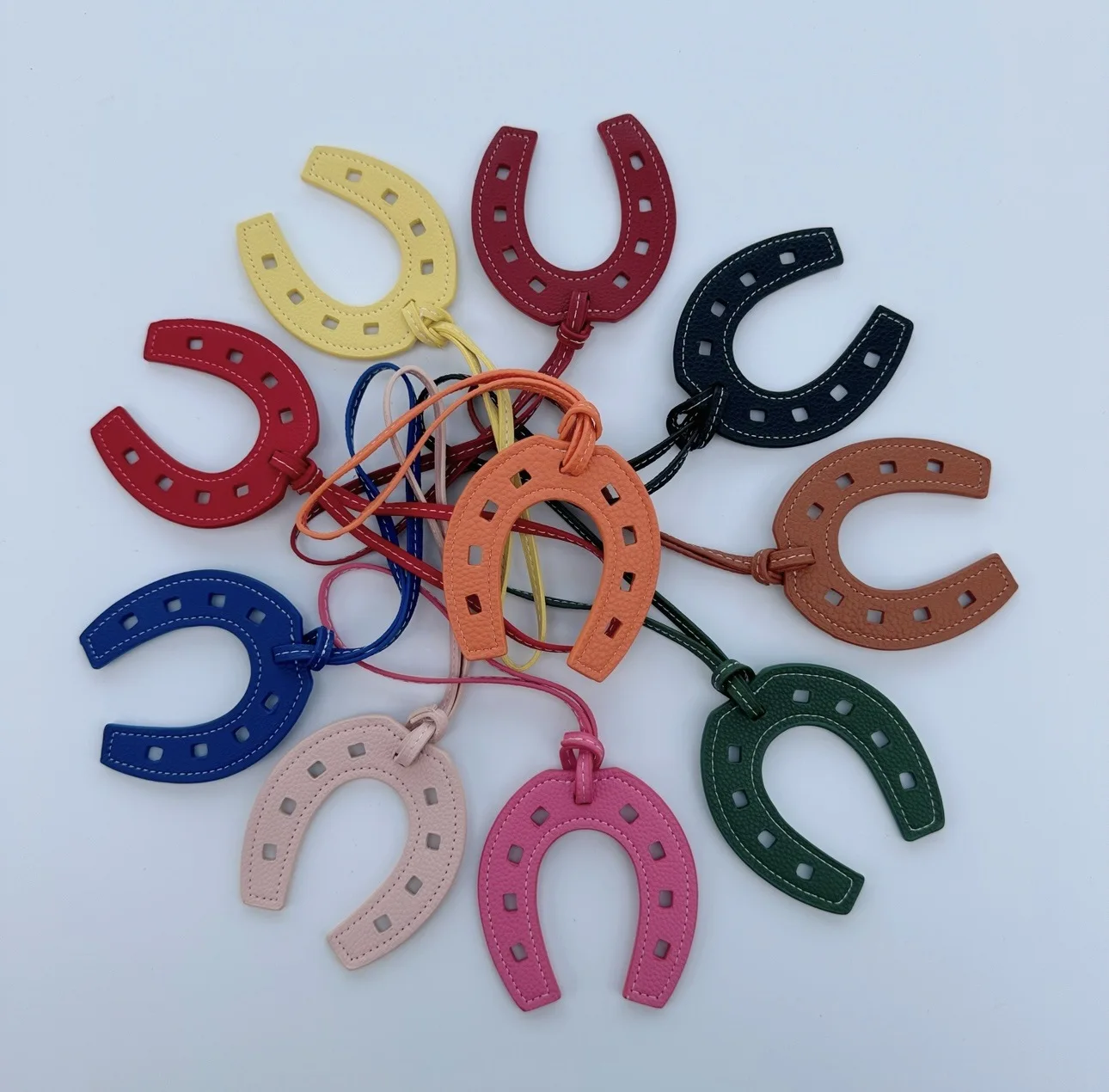 Factory custom creative gifts Leather horseshoe fashion bag hanging decoration U-shaped basket hanging key pendant  Purse Charm