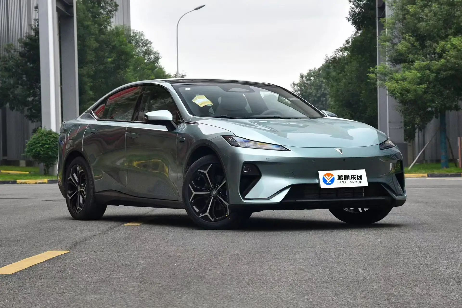 shenlan-L07-300max extended range payment new electric hybrid vehicle has a domestic battery life of 1330-1400km.