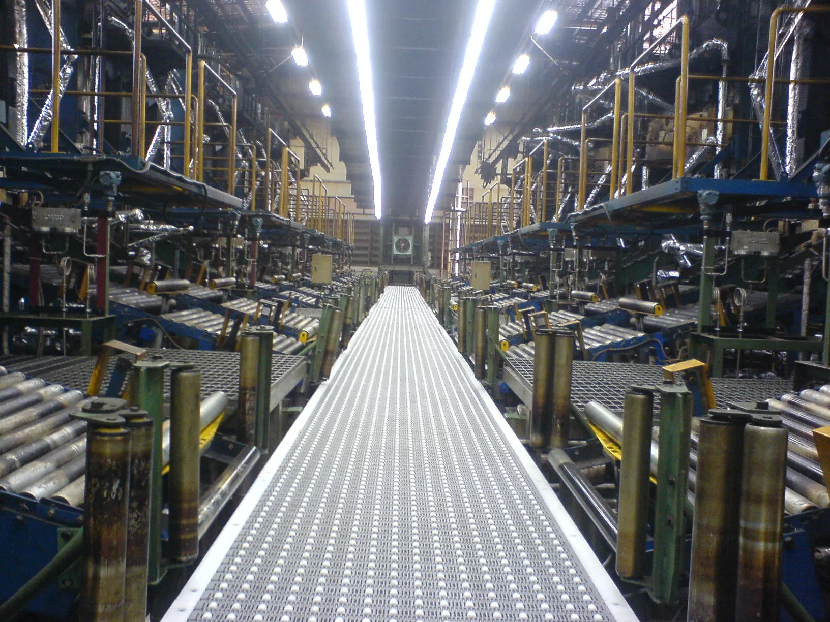 Пластиковый модульный ремень с роликом для активного сортировщика