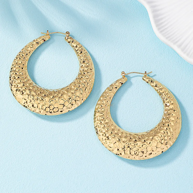 Fashion simple brand gold metal pounding texture circle earrings street photo C-shaped chunky hoop earrings jewelry for women