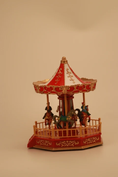 Yinuo home decoration girlfriend gift music box resin plastic toy