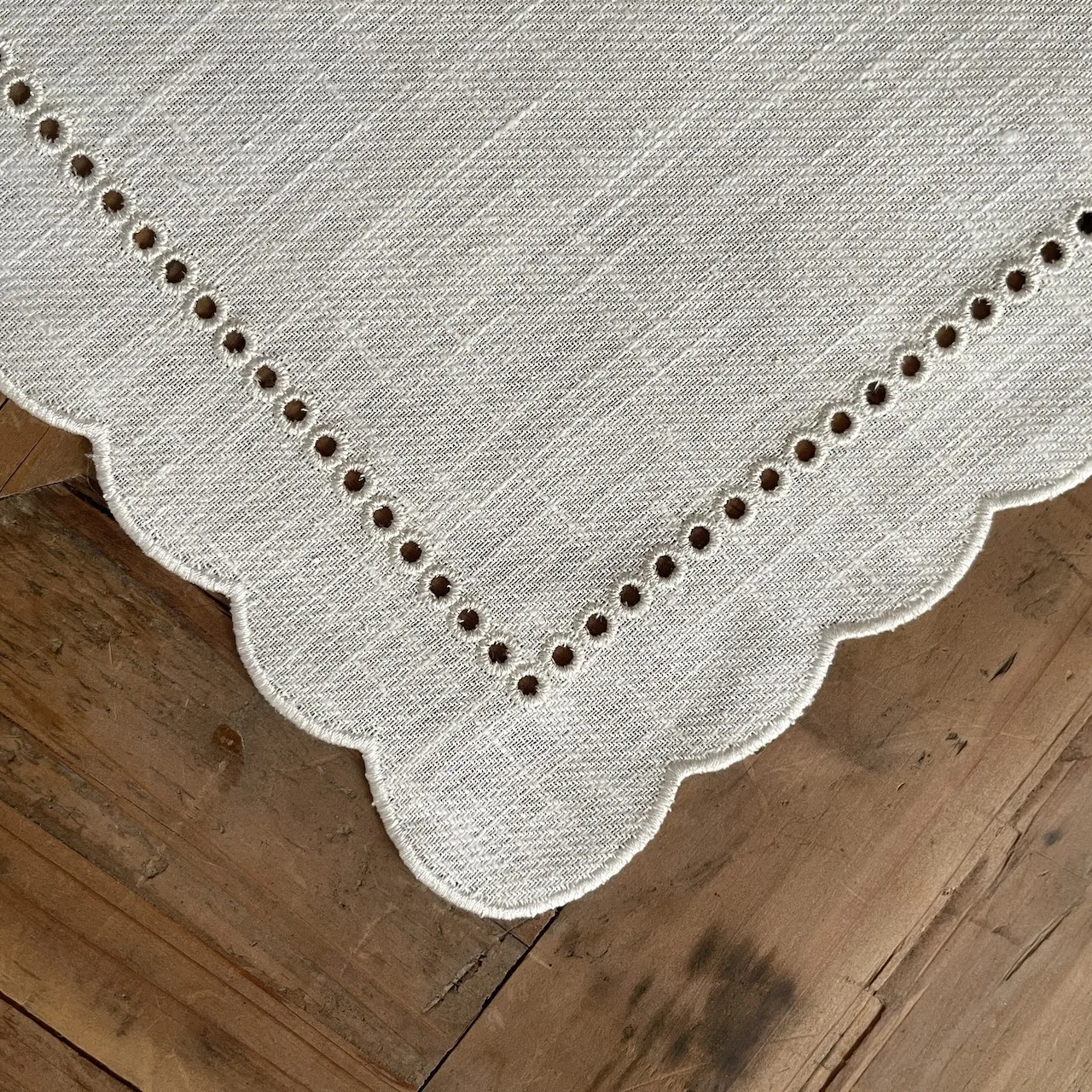 Custom Logo Monogram Embroidered Linen Cloth Napkin for Dinner Table Scalloped Edge Laser Embroidery 100% Ramie Elegant Dining