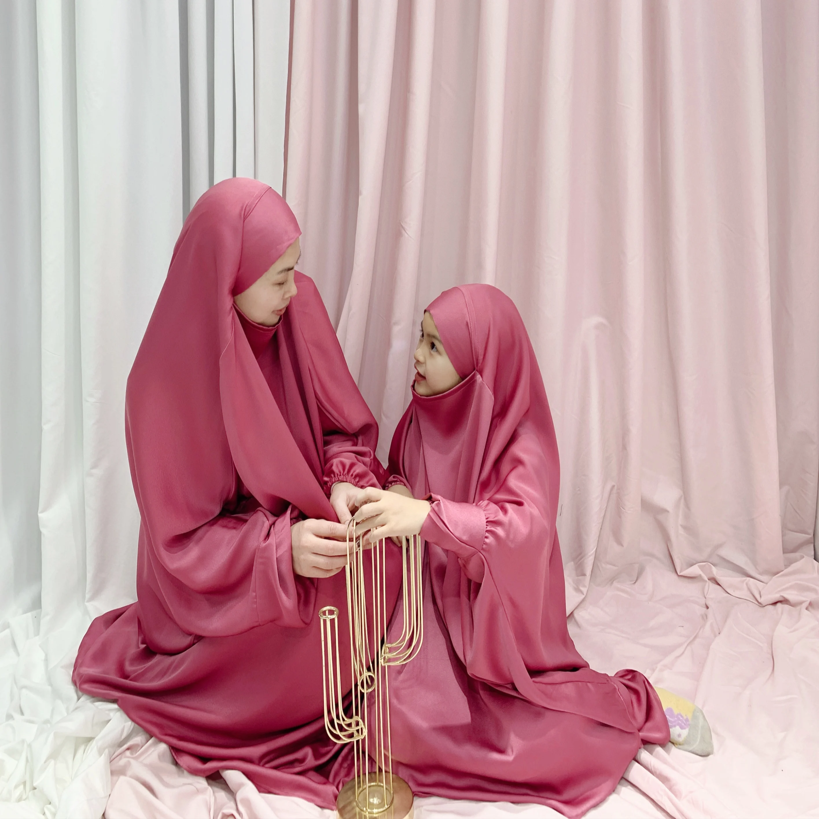 Лидер продаж Исламская одежда для мамы и ребенка молитвенная атласное платье Абайи с халатом из хджиаба никаба костюм-кафтан