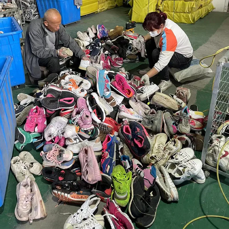 Международный комплект баскетбольных ботинок для мужчин брендовые Подержанные мужские футбольные туфли в тюках импортная обувь