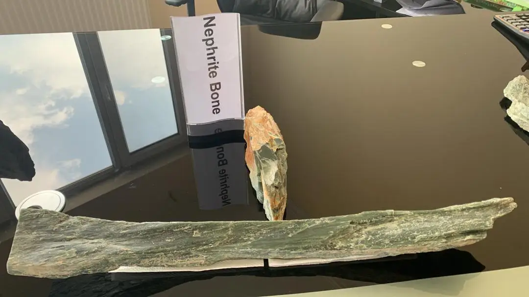 Original Natural Raw Ore Unique Nephrite Ore Lump With Clear Quartz Crystal Mineral Specimen From Pakistan