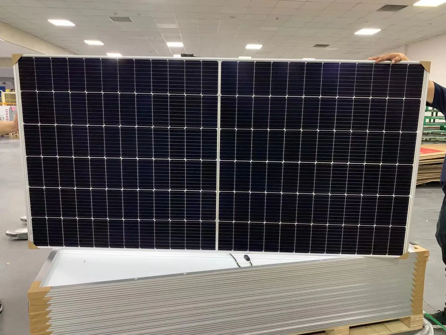 Half Cut Cell Mono 540w 550w 560w Solar Panel For Energy Solar Panel System With Solar Mounting System