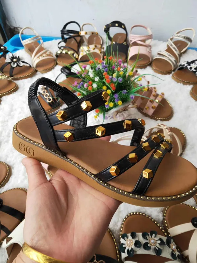 Множество дешевых женских туфель на плоской подошве и женские сандалии и тапочки