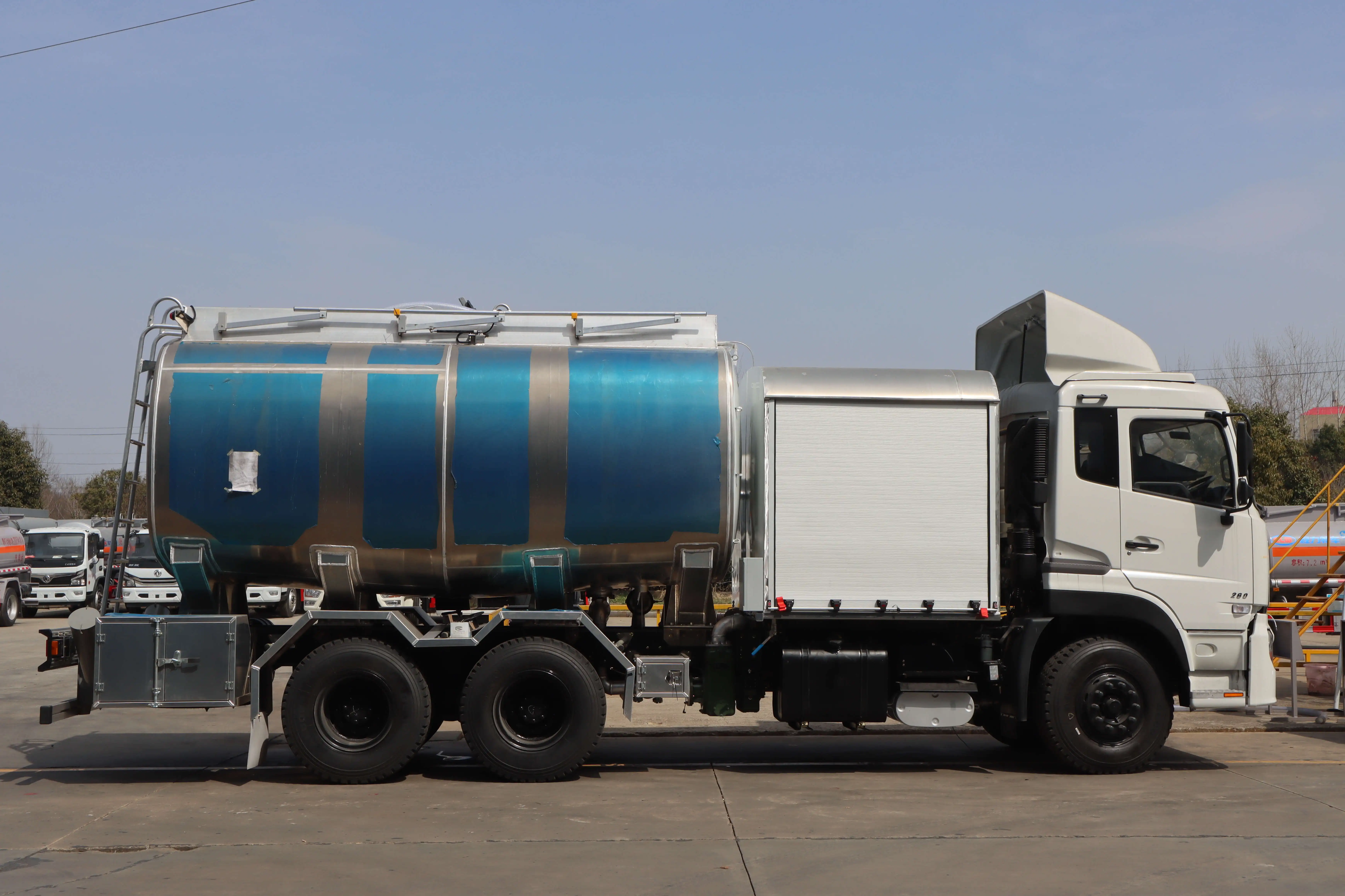 High Quality 6x4  fuel delivery truck price petrol oil tanker diesel fuel tank truck Dongfeng 13400 liters oil tank