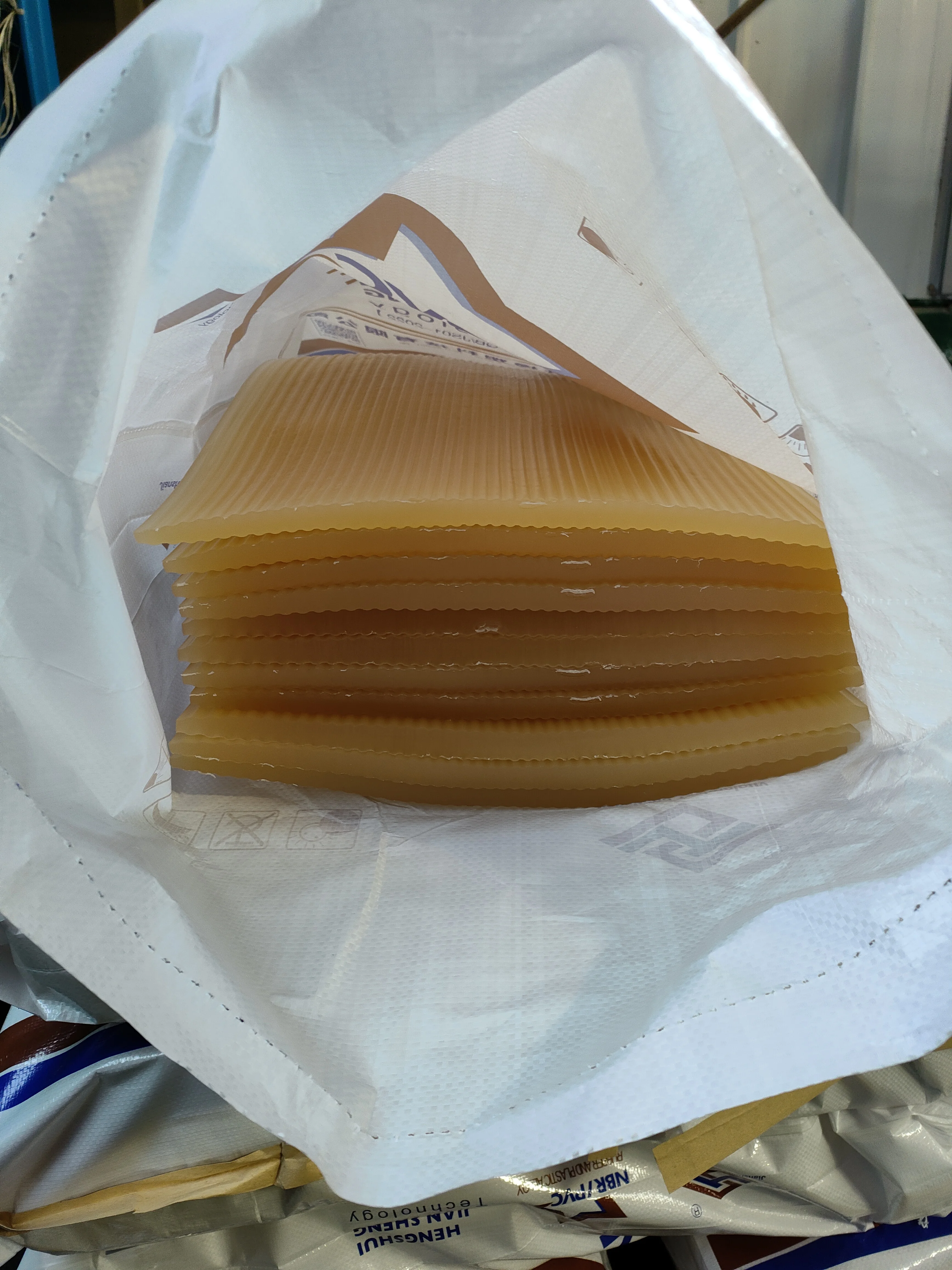 NBR/PVC oil-resistant and wear-resistant light yellow rubber sheet for rubber hoses and other products NV7030H