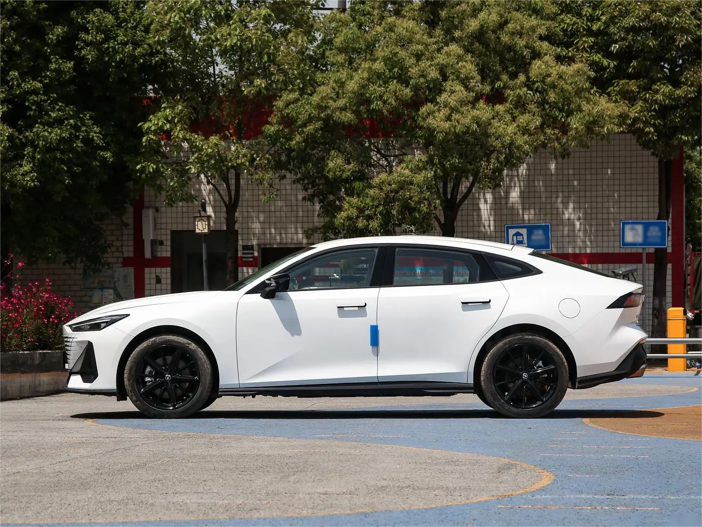 Ready to Ship New Cars CHANGAN UNI-V IDD Good Performance Hybrid 1.5T 113km Autos Compact Avtos Wholesale