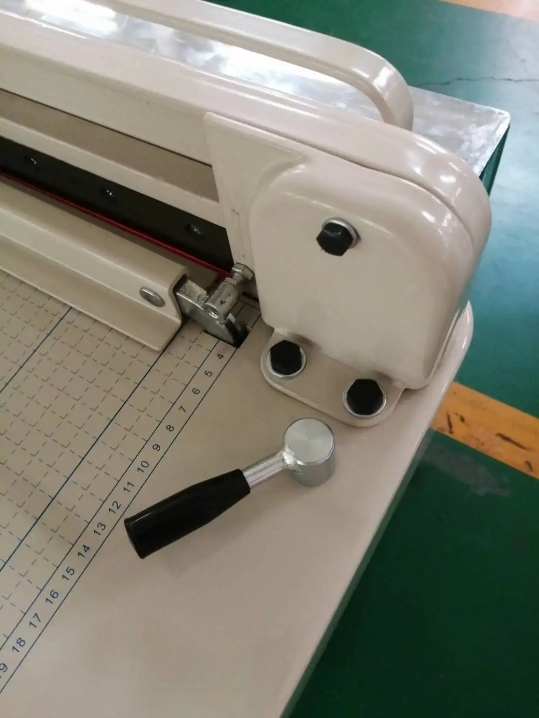 868-A3 heavy duty desktop manual a3 paper cutter cutting machine with quick action clamp function