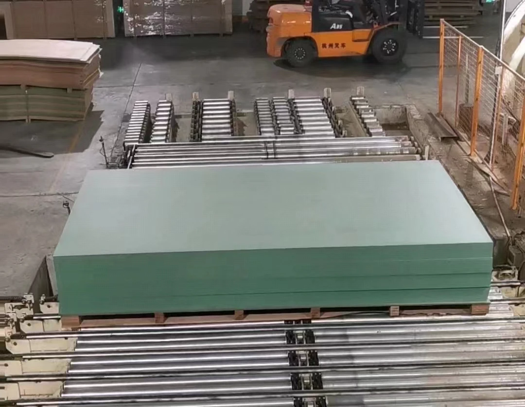 HMR E1-Compliant Green MDF 1220*2440*18mm Wood Fiber Laminate Moisture-Resistant Board for Indoor Furniture Cabinet Factory
