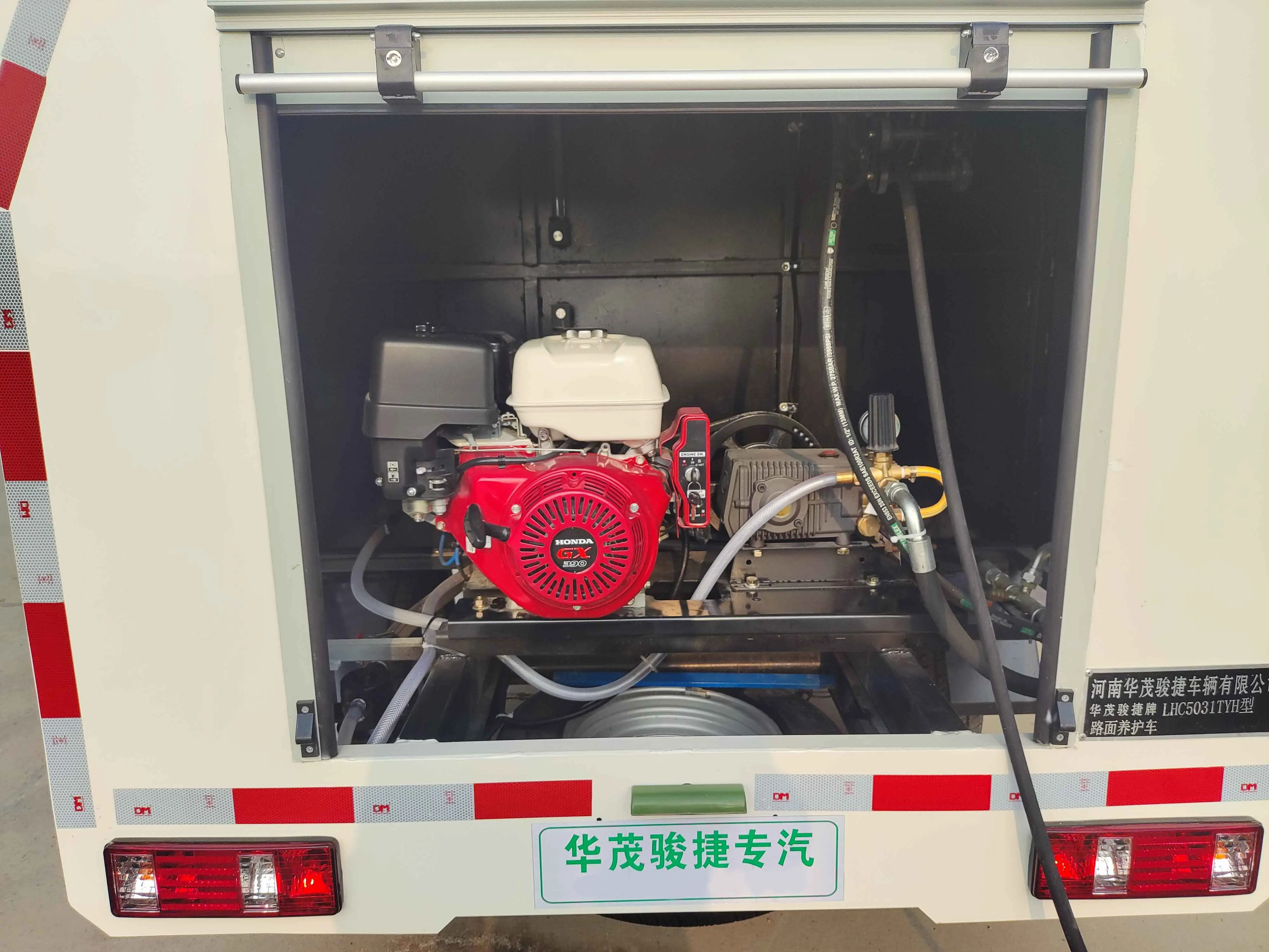 Road Maintenance Vehicle with high pressure washing and saving energy