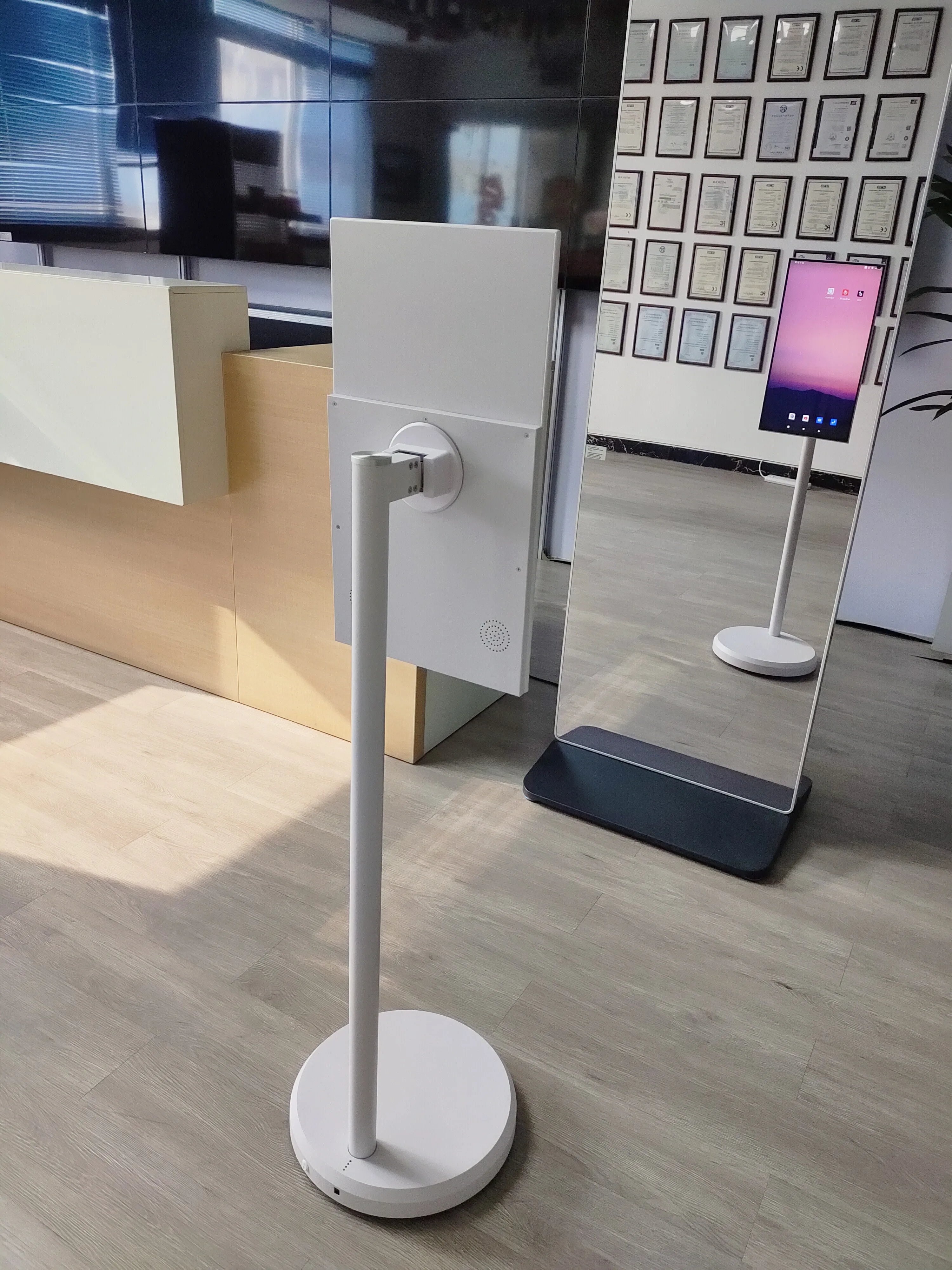 22 Inch Wireless Movable TV on Stand Wheels Indoor Touch Screen Monitor Android 12 Smart TV with Built-in 4H Battery