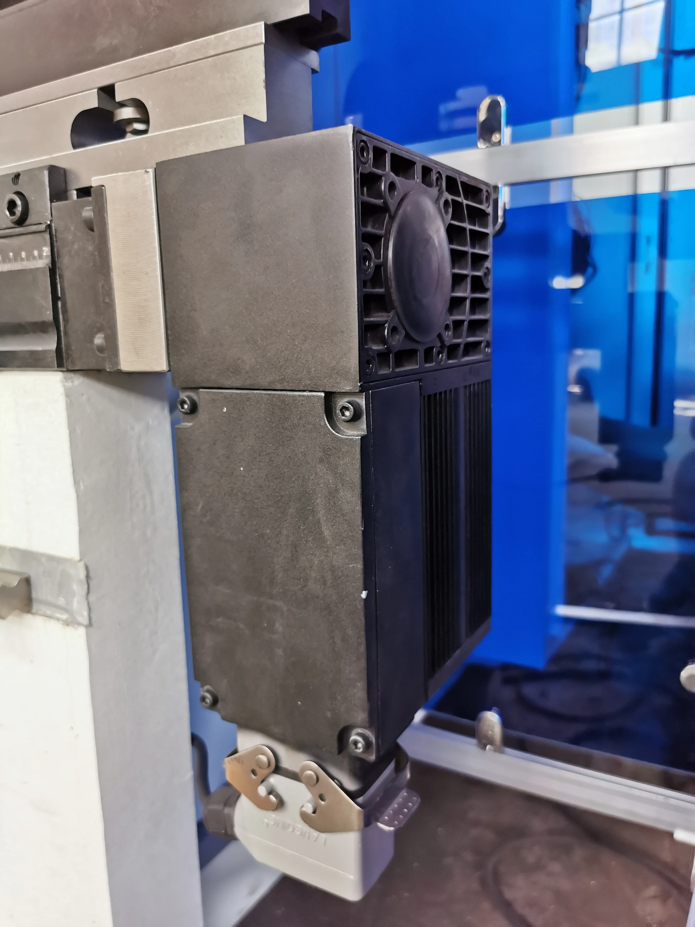 Гидравлический листогибочный станок с ЧПУ