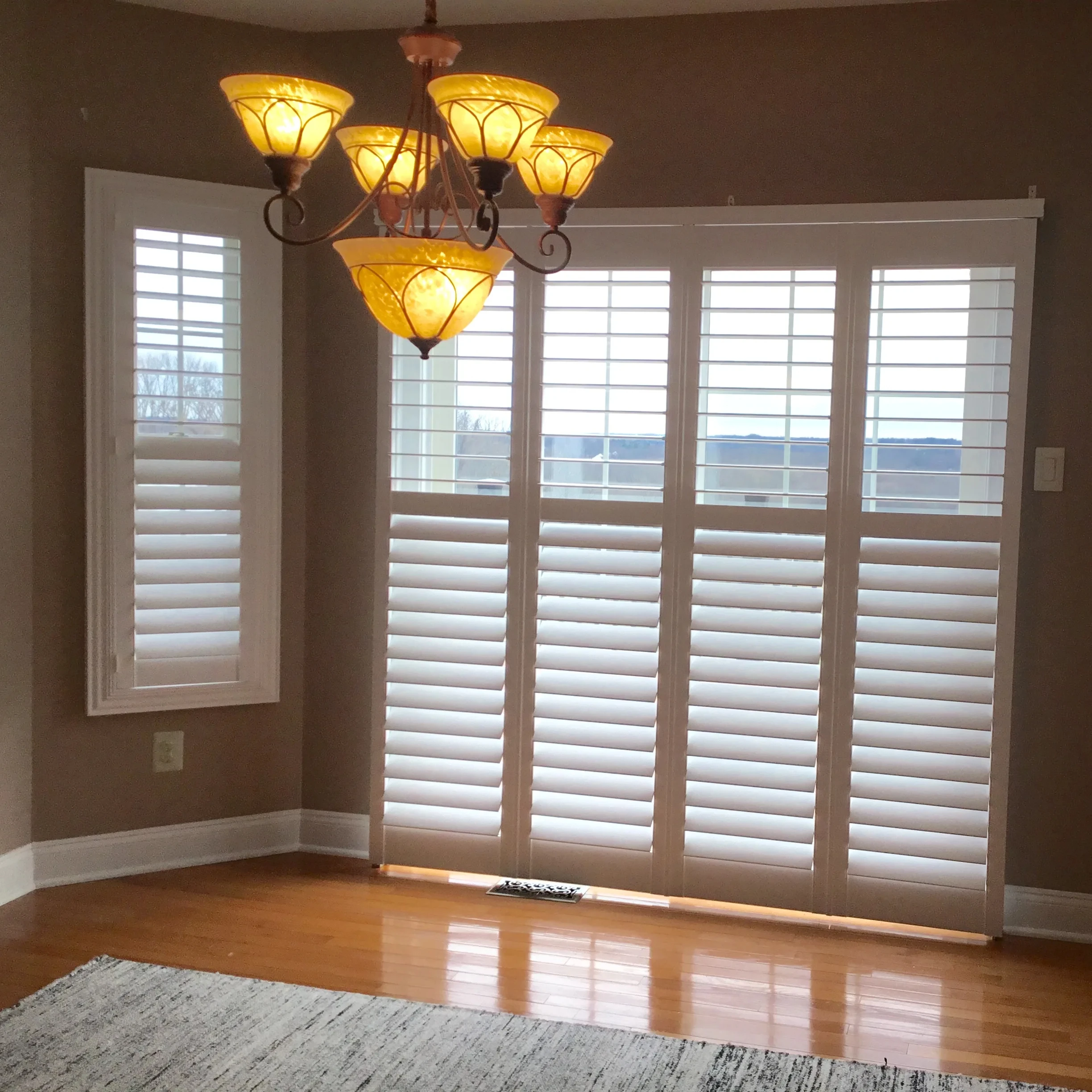 Modern PVC Louver Cafe Shutters Horizontal Sliding Door Plantation Shutters for Indoor and Villa Use