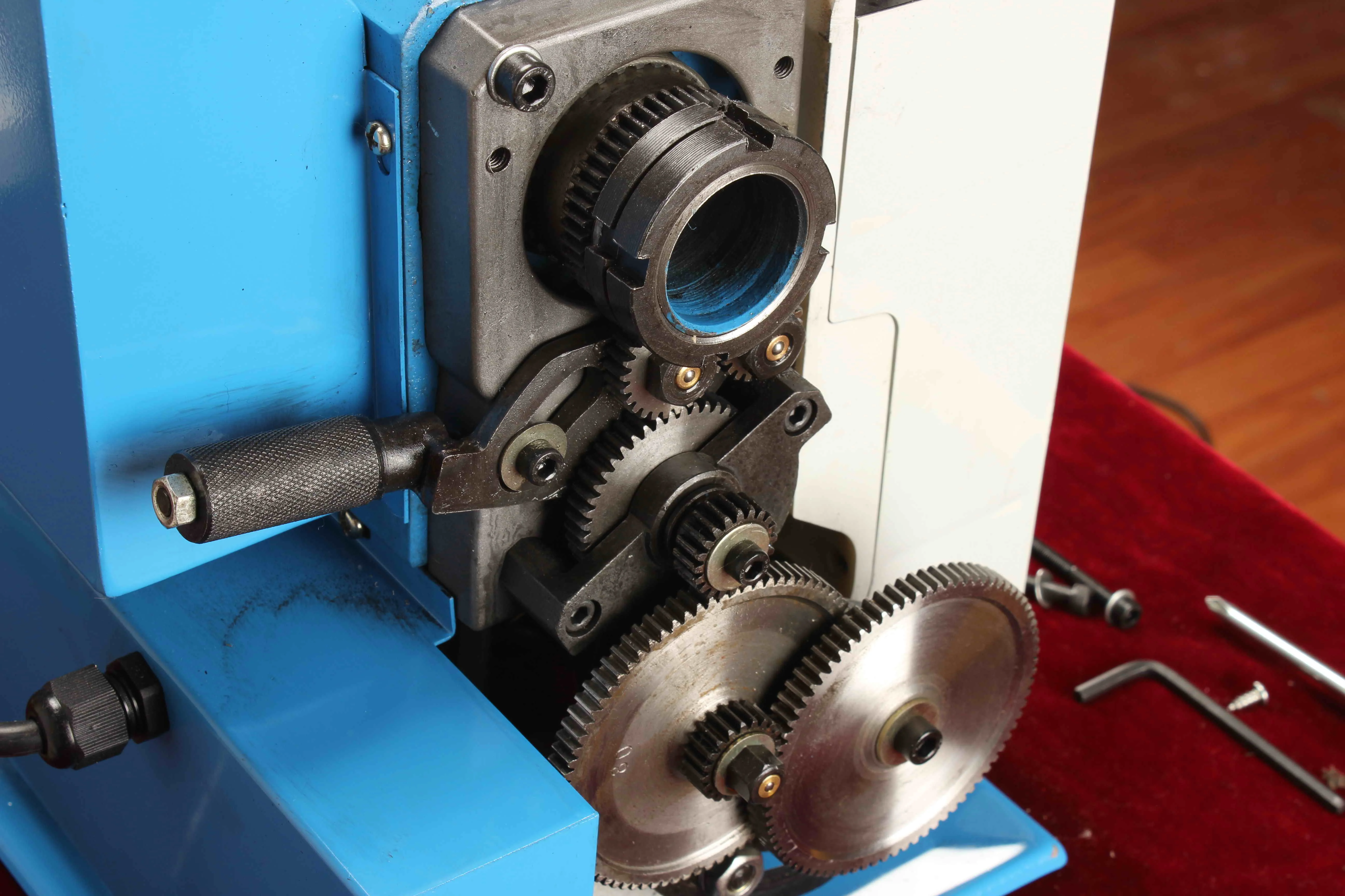 DIY0714 mini metal lathe machine for school education and hobby users with 20mm spindle bore