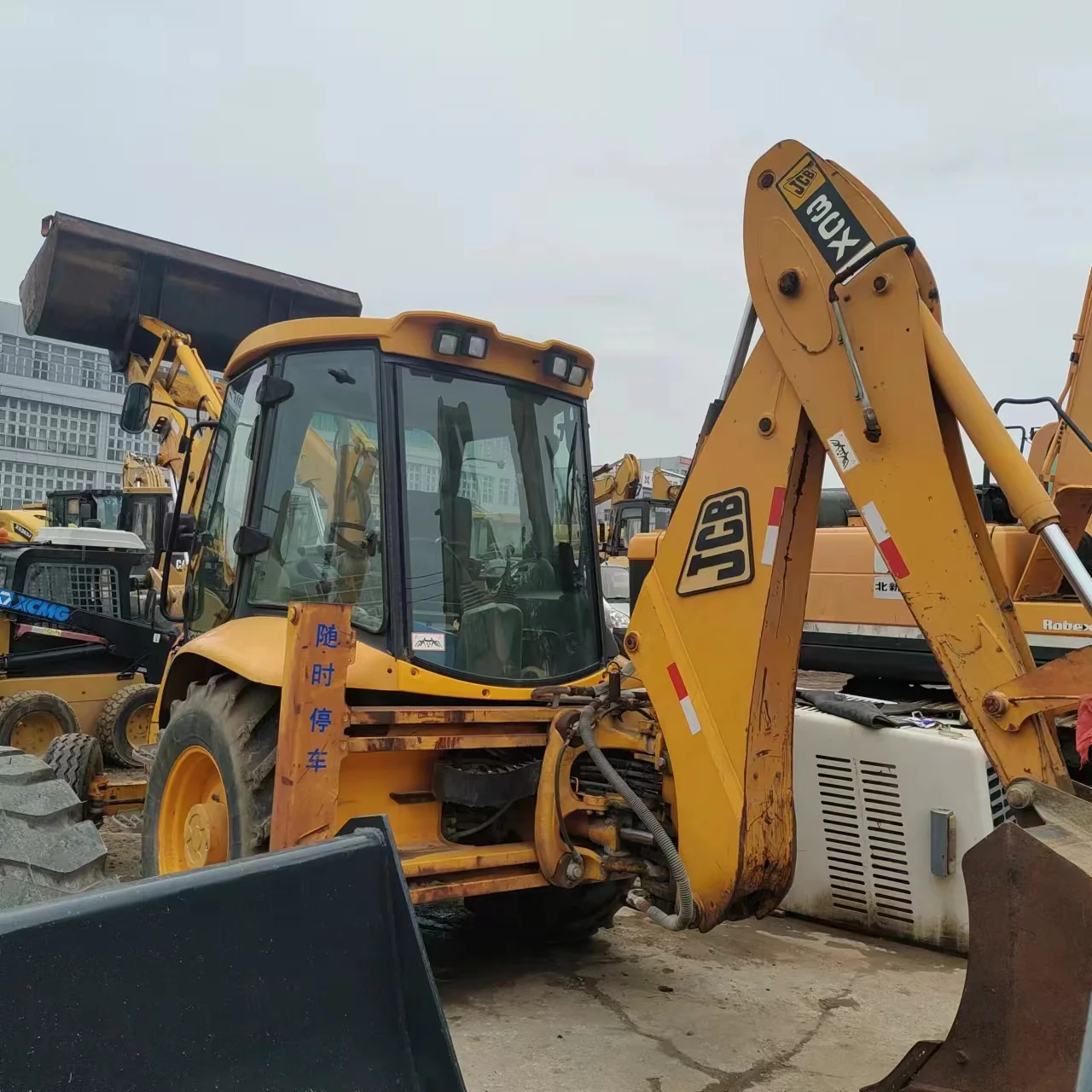 Экскаватор-погрузчик JCB 3CX использовал двухголовый экскаватор-погрузчик Lingong LGB680 занят