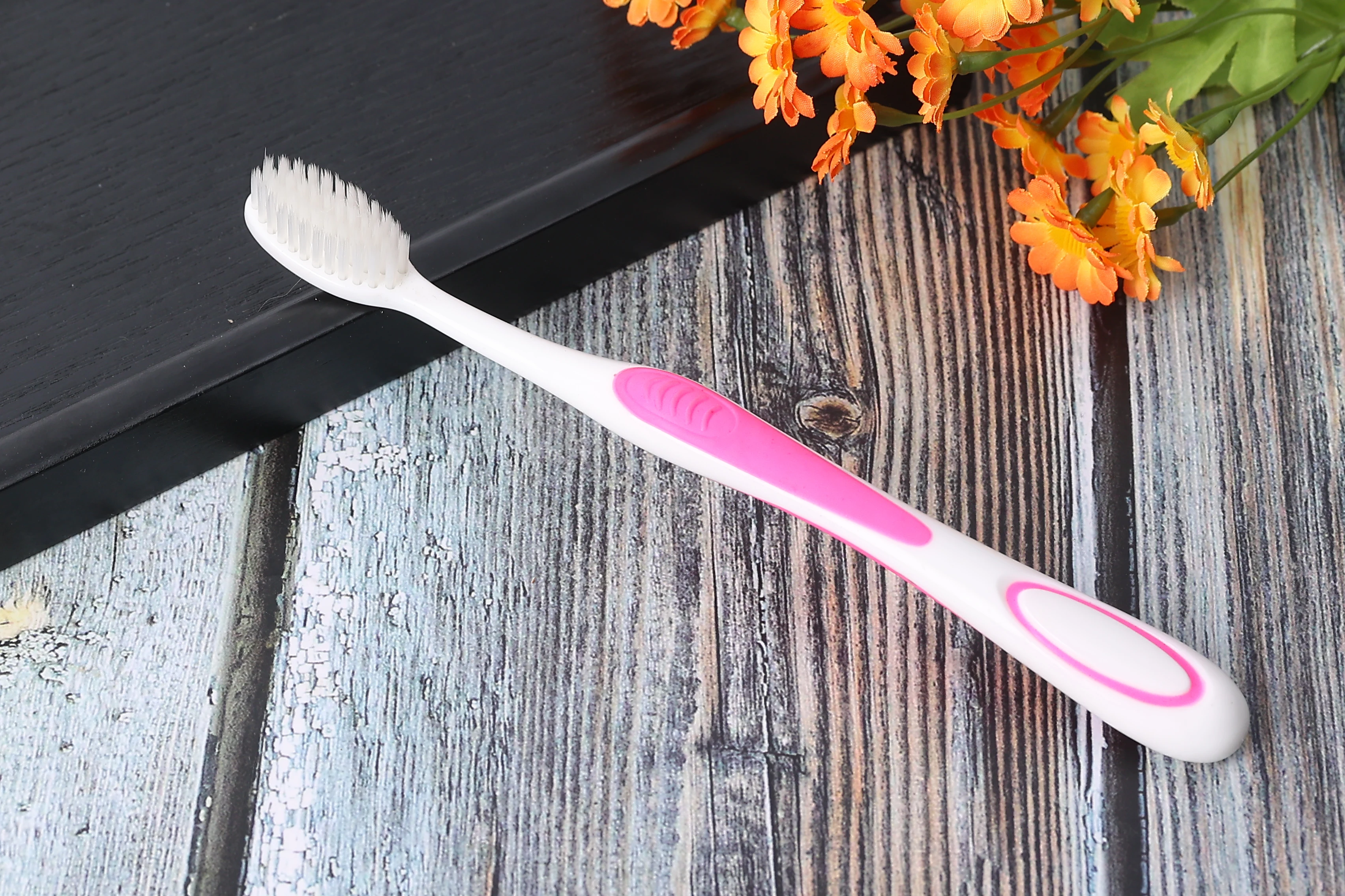 Customized simple and eco-friendly disposable hotel toothbrush for travel toiletries