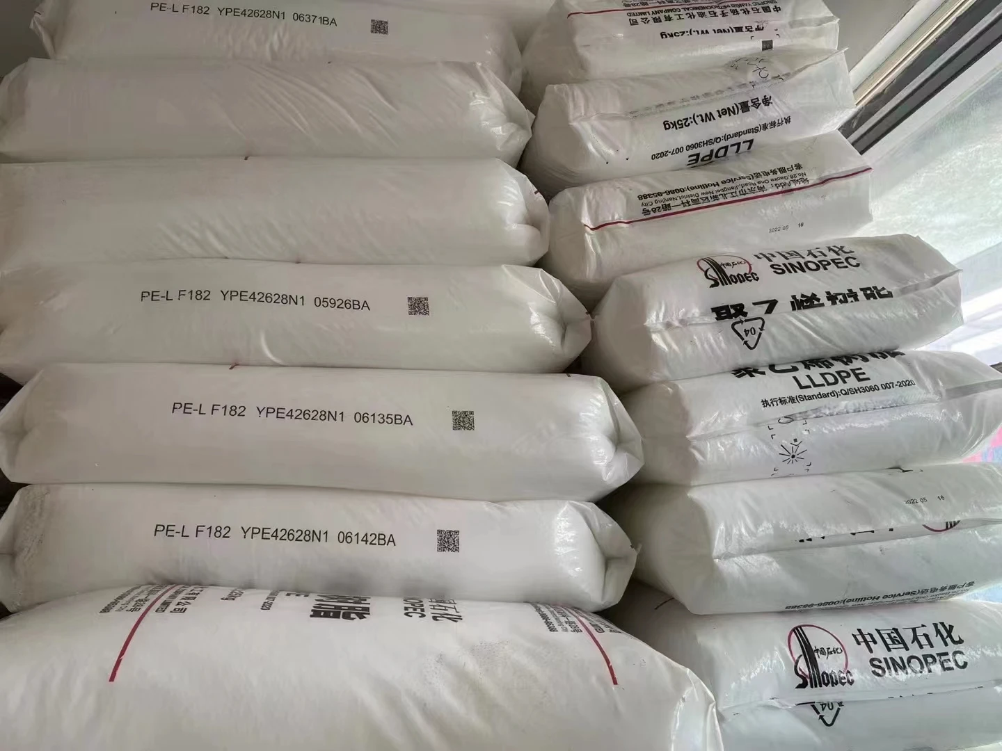 Низкая цена чистый раздувной фильм класса 7042 LLDPE/линейные полиэтиленовые гранулы низкой плотности/Пластиковые сырые