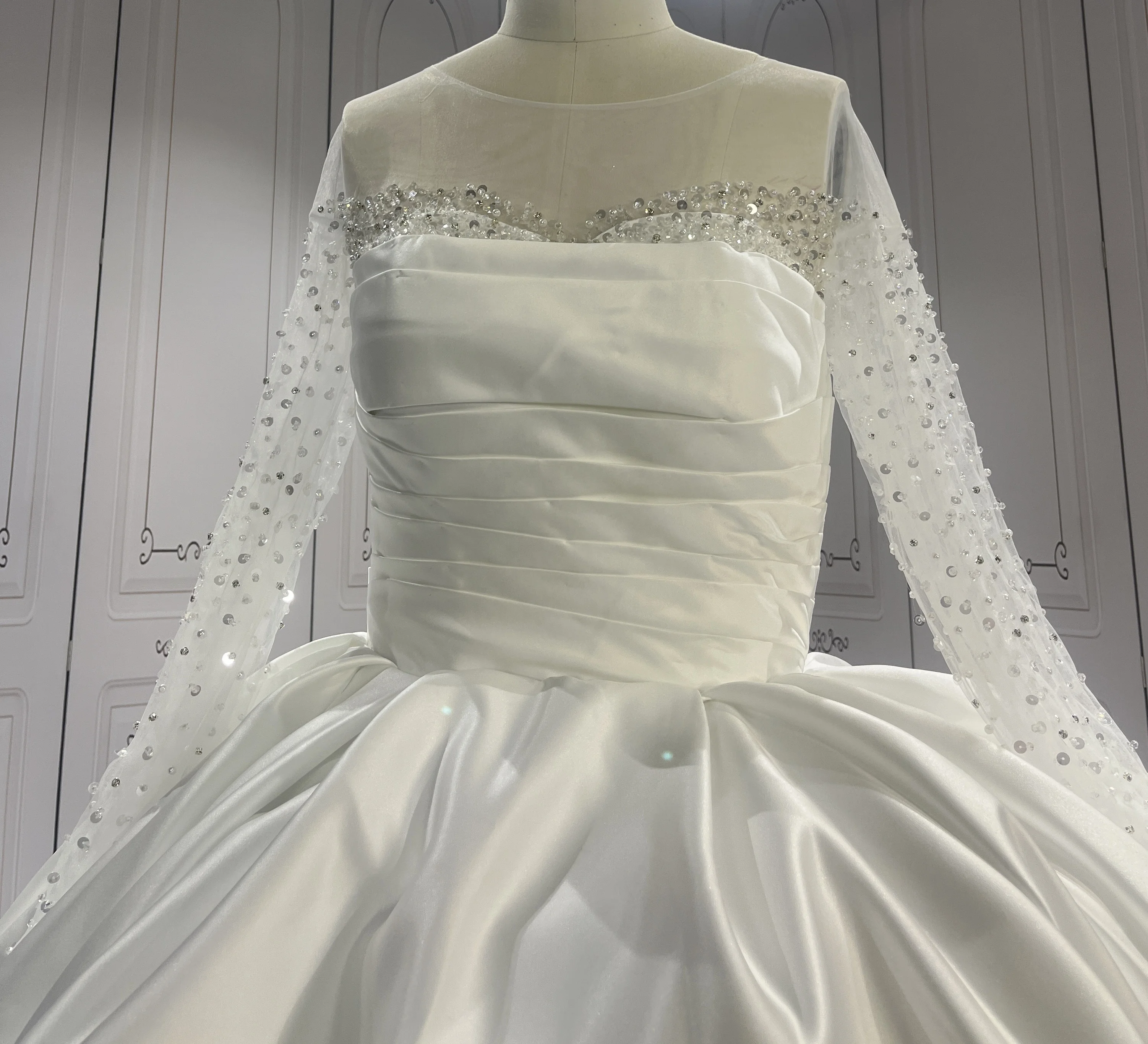 Luxury Satin Long Sleeves Bridal Wedding Gowns Beaded Ball Gown Women Wedding Dresses