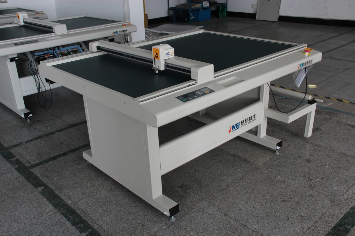 JWEI Easy Operation Apparel Flatbed Cutting Plotter with knife blade for cutting kraft paper and cardboard