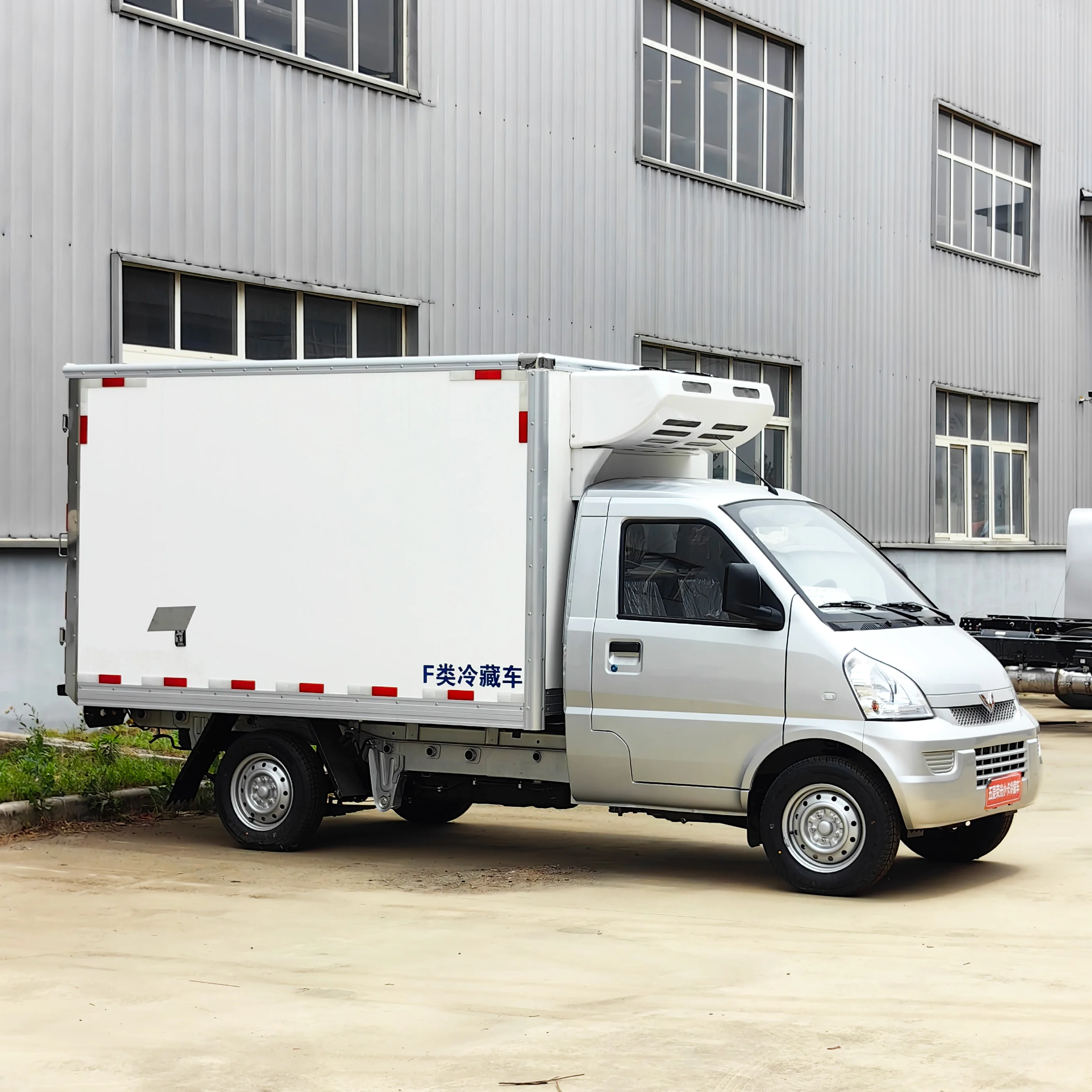 Hua Mao Jun Jie brand new version of 4x2 refrigerated compartment van refrigerated trucks