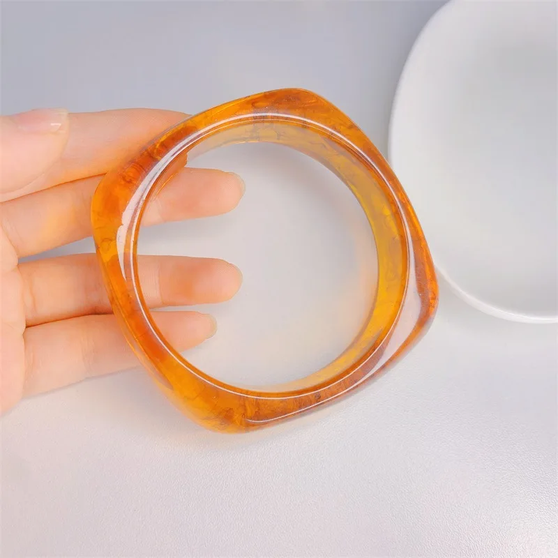 2021 New Hyperbole Creamy-white Amber Resin Irregular Round Clear Bangle Acrylic Bracelet for Women Jewelry Accessories