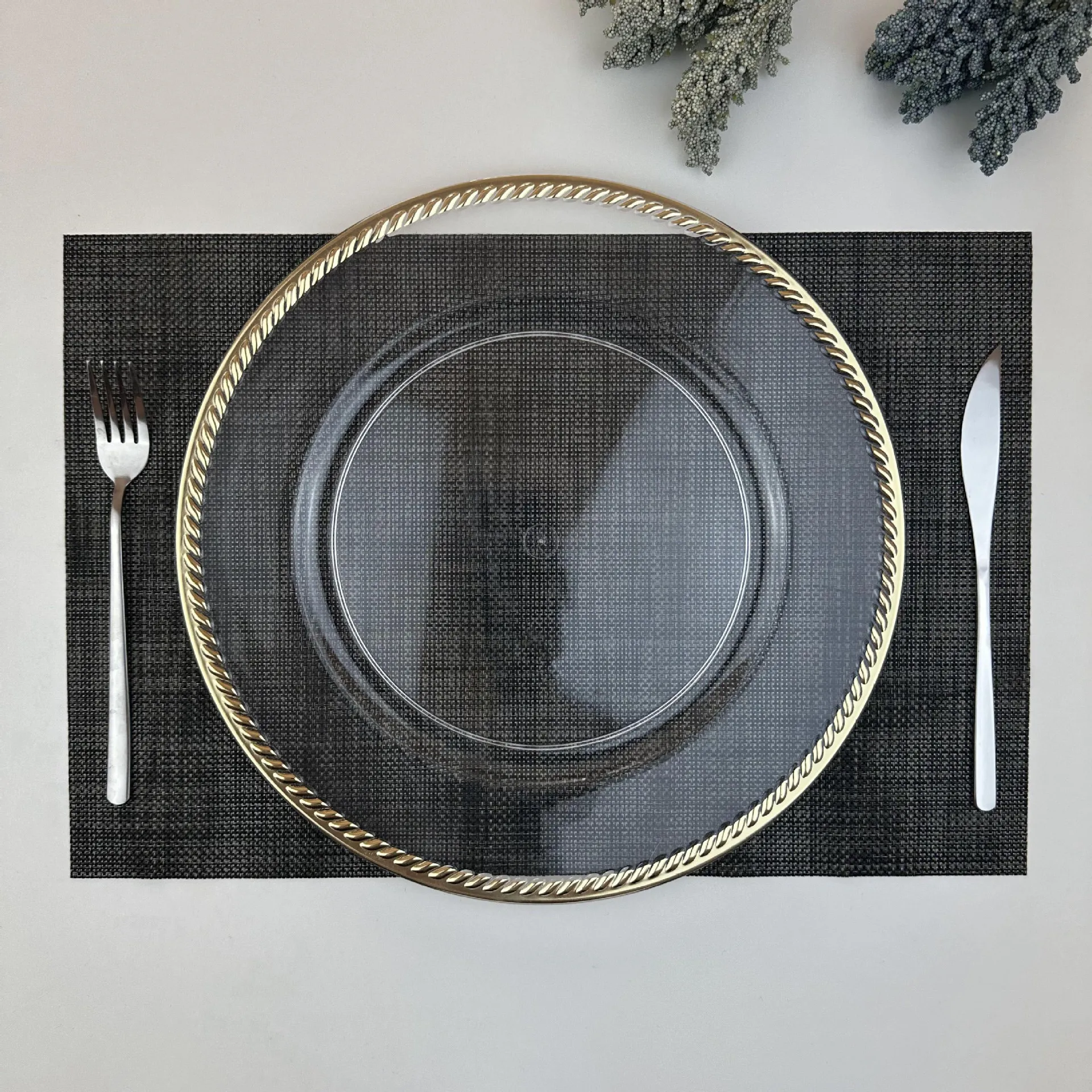 2025 13 Inch Party Decorative plastic transparent charger plates with gold trim