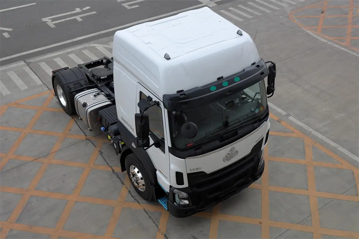 Chenglong Factory Supply H53d High Roof Two-bedroom Cab Commercial Truck 6 Wheels Trailers Heavy Truck Chinese Fast Automatic