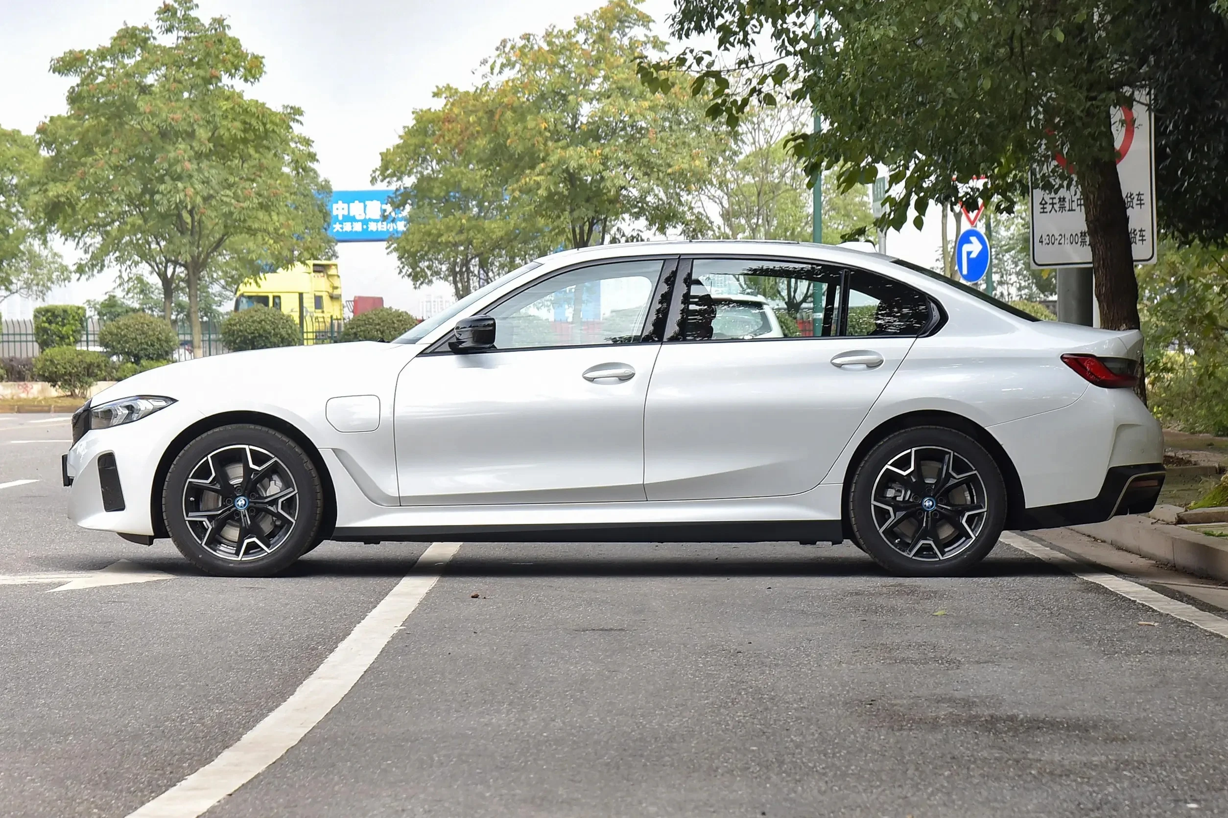 YK MOTORS B.M.W I3 White Midsize Car Four-door  Five-Seater Sedan In Stock