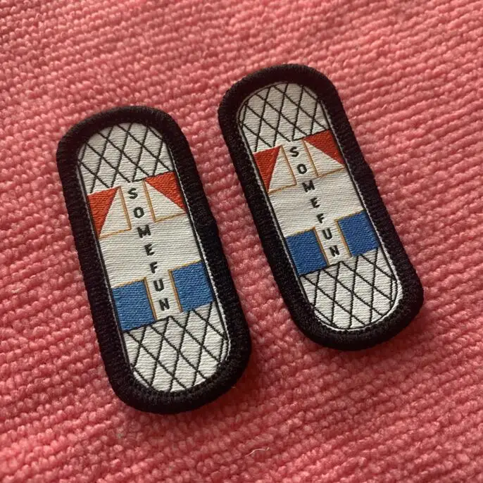 Brand logo fabric woven badge,round logo design garment woven patch with overlocked border