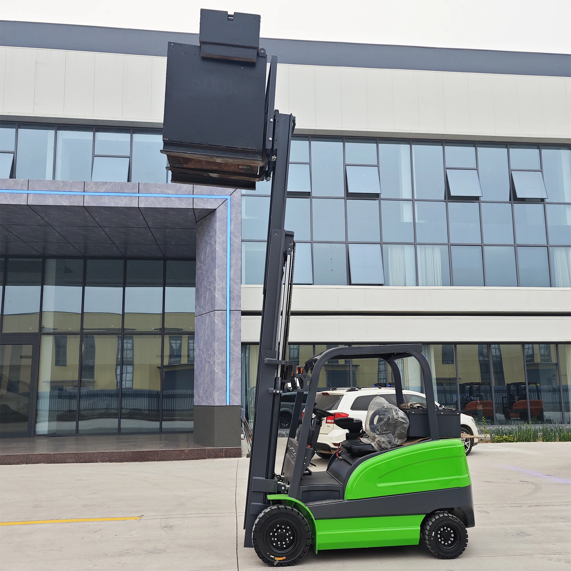 Premium new Four Wheel Drive Lithium Battery Forklift  Electric Fork Lift Equipped with charger