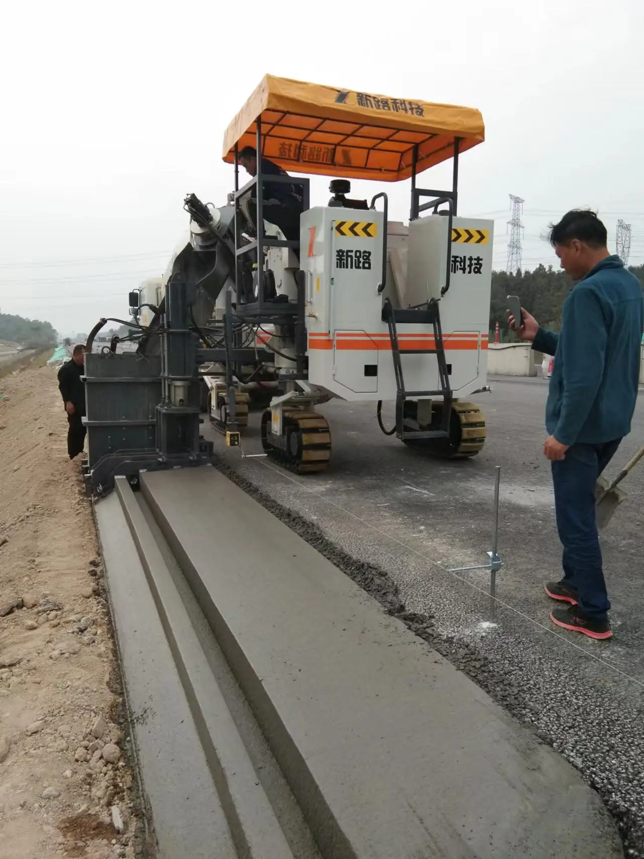 Concrete slip form paver New Design Canal Lining Equipment Concrete road Paver Machine
