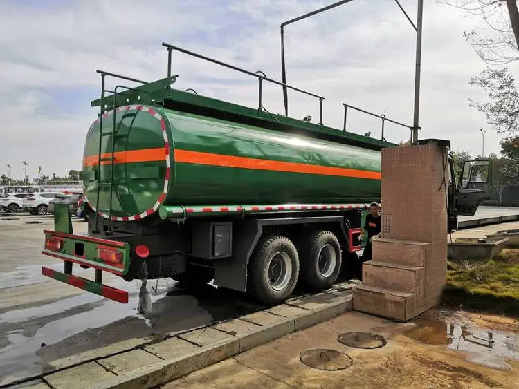 Прямая поставка с завода SINOTRUK HOWO 8x4 30000 литров нефтяной танкер лидер продаж заправочным пистолетом
