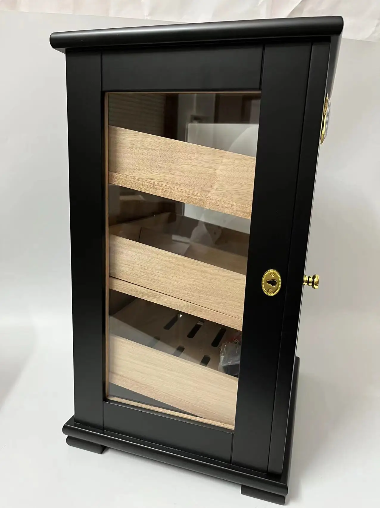 cigar cabinet with magnets in the door for seal