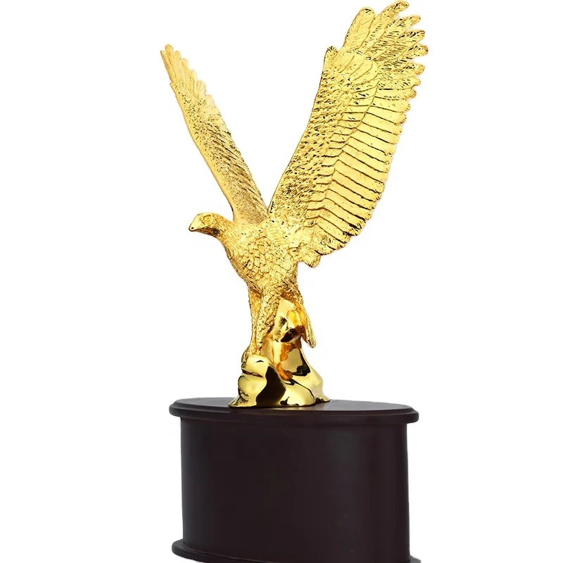 Custom design falcon trophy eagle trophy ornaments flying eagle trophy office ornaments for souvenirs